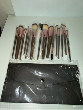 15 Piece Makeup Brush Set with Black case NEW
